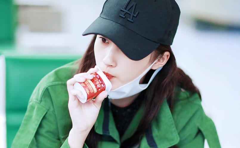 关晓彤穿潮装长腿吸睛 喝奶样子萌萌哒