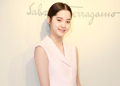 比周冬雨更像偷穿了妈妈衣服的，是欧阳娜娜